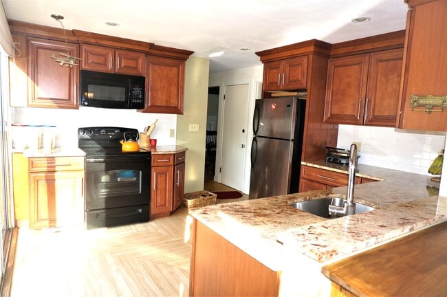 Photo - 18 Pequot Rd