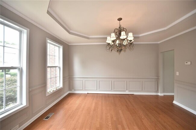 Photo - 918 Queensbrooke Way SE