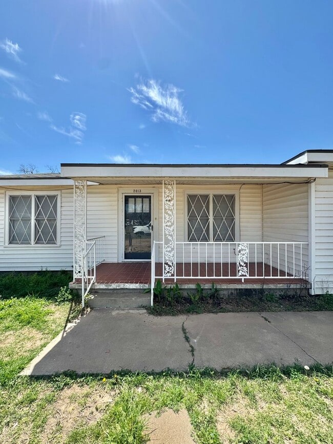 Building Photo - NOW AVAILABLE - Cozy 2-Bedroom 1-Bathroom Home!