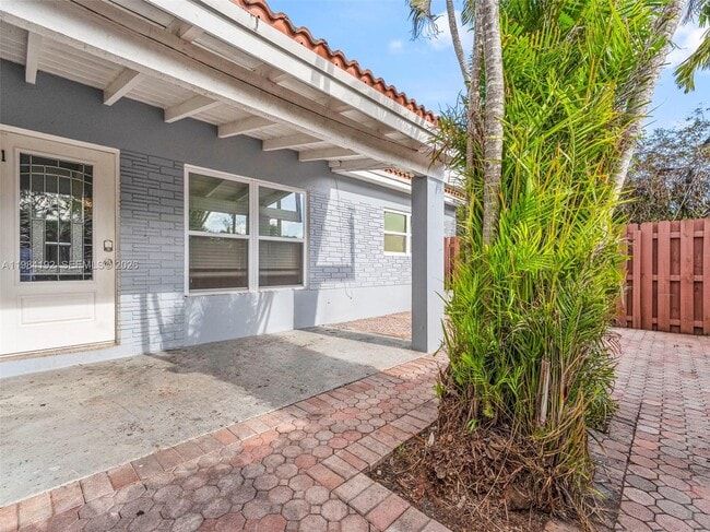 Building Photo - 1432 NE 5th Ave Unit 1