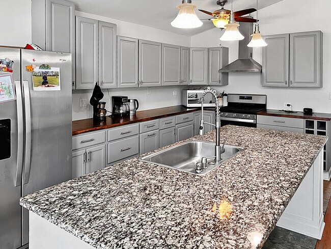 Photo - 5639 Main St