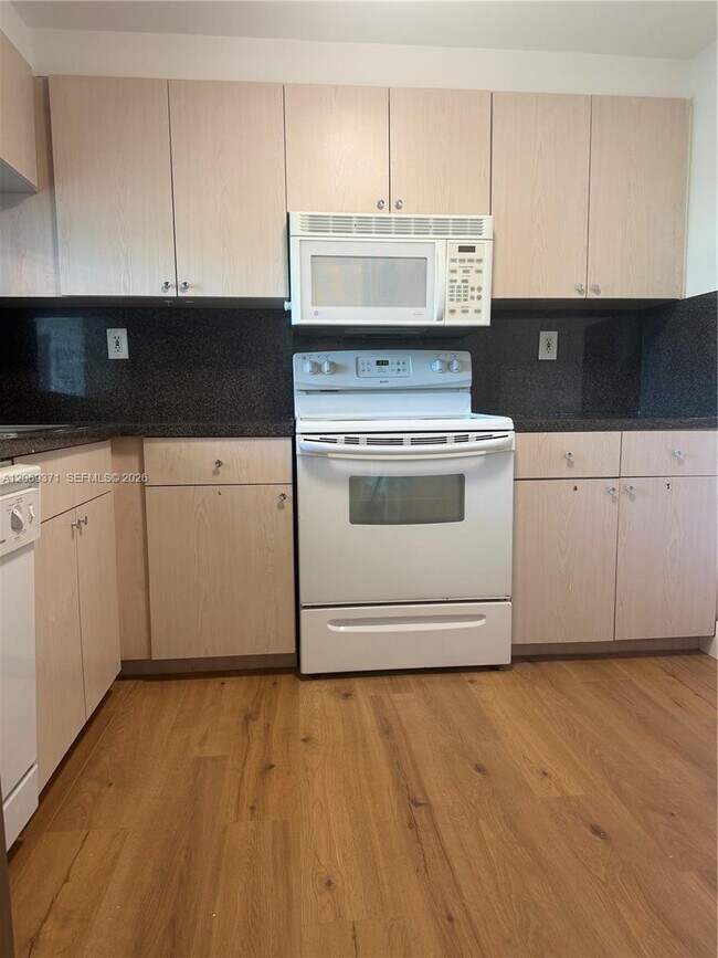11750 SW 18th St Unit 113-1