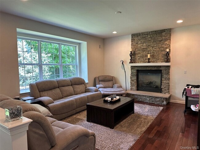 Photo - 633 Creekside Ln