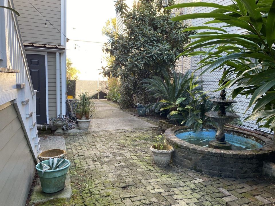 Beautiful courtyard with fountain - 1300 Treme St (New Orleans, LA)