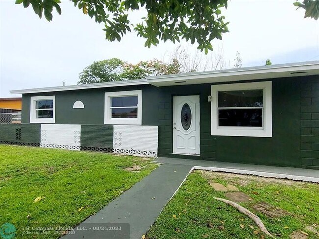 Building Photo - 10850 SW 221st St Rd Rental