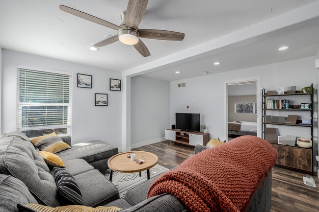 Photo - 565 Saulsbury St