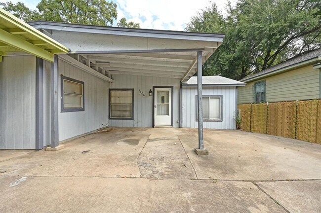 Photo - 1706 Riverview St