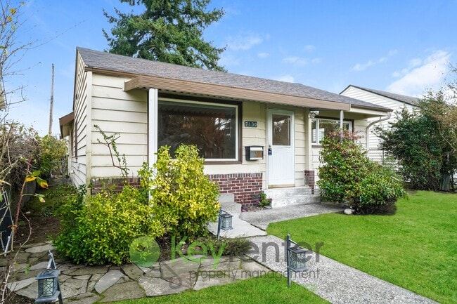 Building Photo - Stylish Three Bedroom Retreat with fully fenced yard and storage!