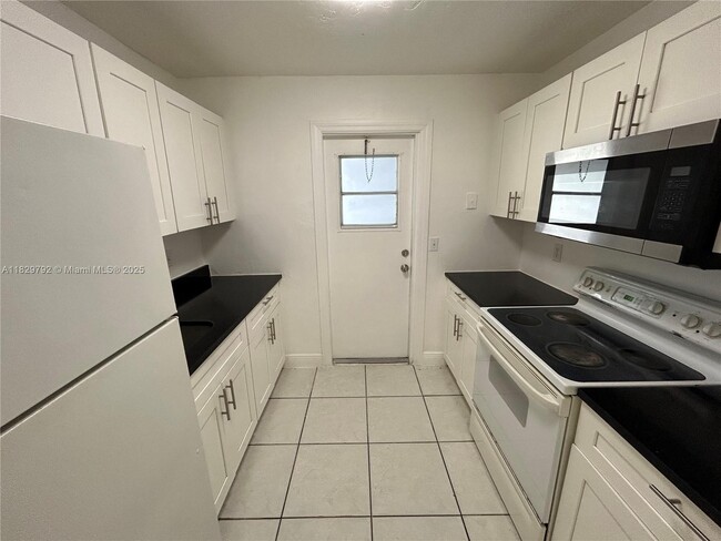 Photo - 5600 NW 15th St Apartamento Unidad 8