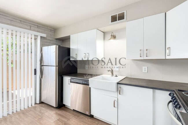 Building Photo - 1204 S McClintock Dr Unit B