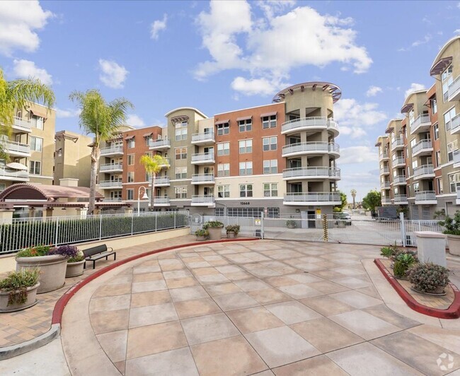 Building Photo - Spacious 3-Bedroom Condo in Prime Chapman ...