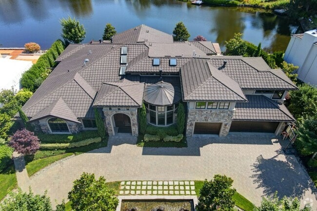 Building Photo - 4Bd+Den/4.5Ba Clyde Hill House