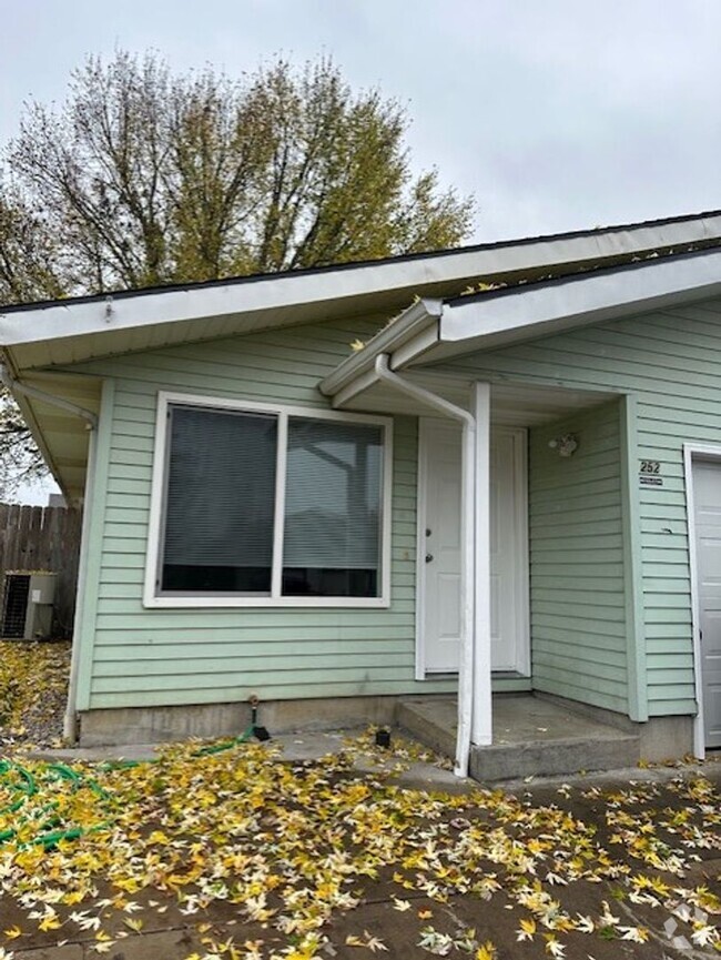 Building Photo - Remodeled Unit Of A Duplex with Central AC... Rental