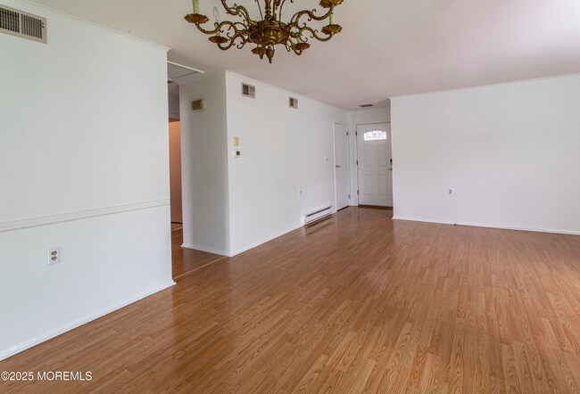 Photo - 73 Buckingham Dr N