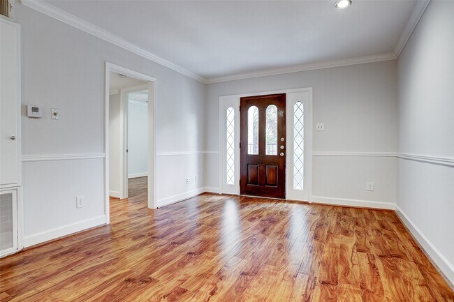 Photo - 3131 Cummins St Unidad 13