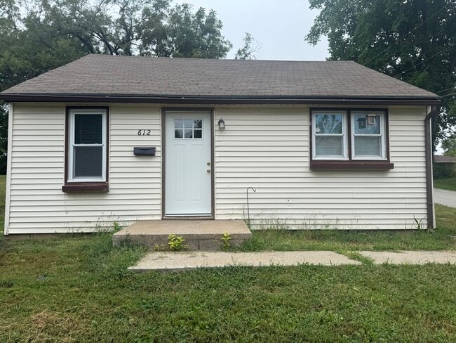 Building Photo - Cozy 2-Bed Home with Spacious Yard in Exce...