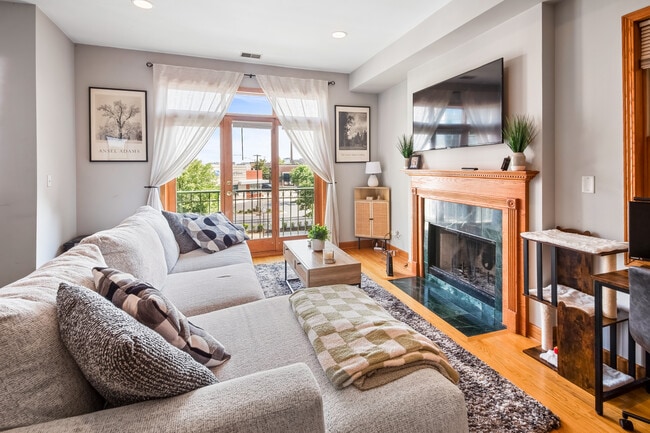 Photo - 1954 W Diversey Pky Unidad 1E