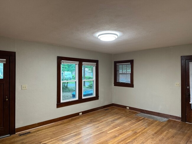 Photo - 1909 2nd Ave SW