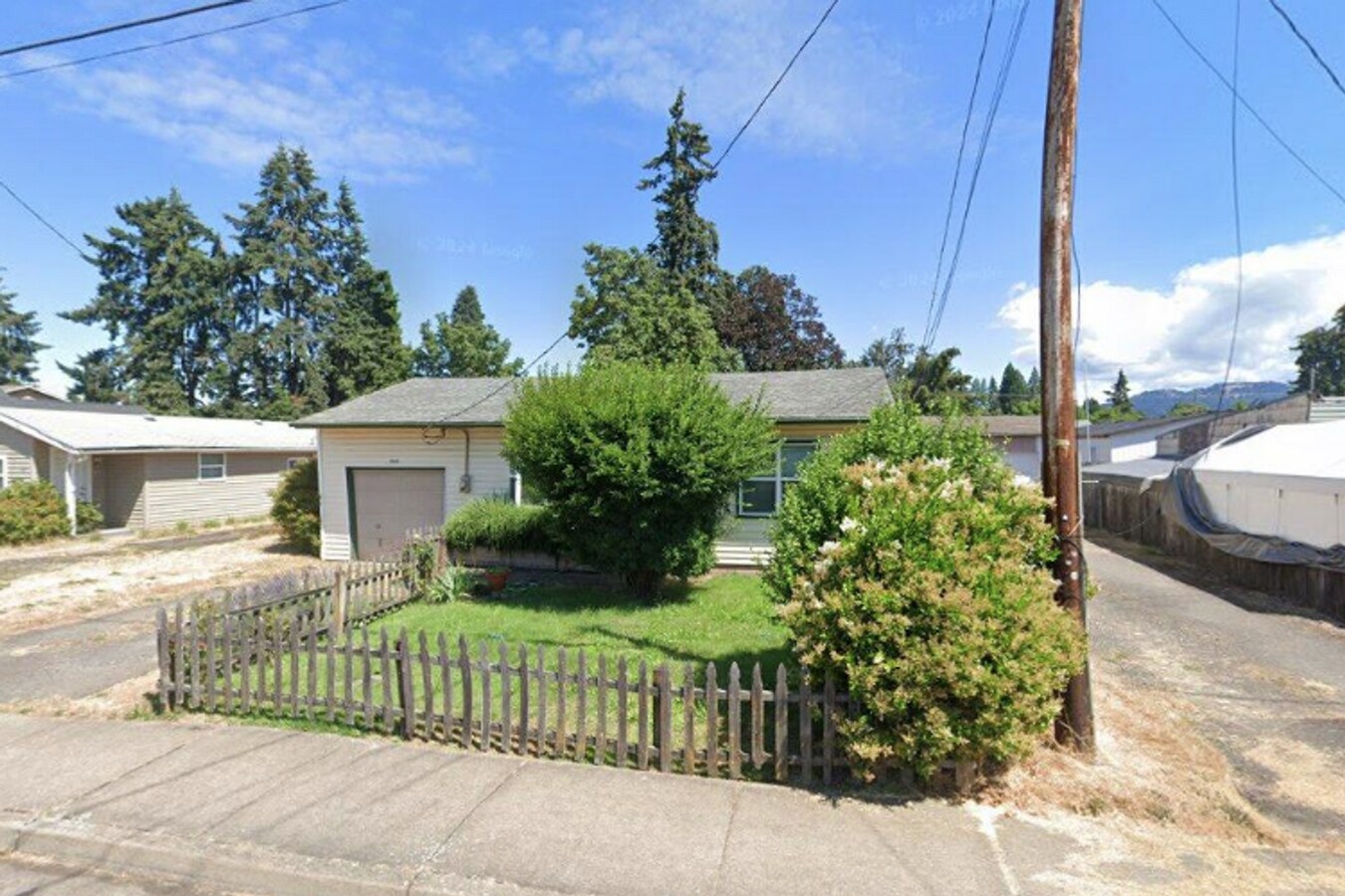 Charming 2 Bedroom Home with a Bonus Room, Fenced Yard & Skylit Kitchen - Charming 2 Bedroom Home with a Bonus Room, Fenced Yard & Skylit Kitchen