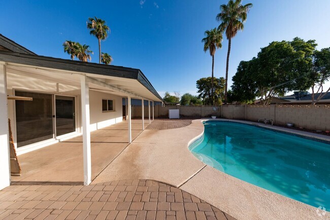 Building Photo - Great Tempe home with 4 bedrooms 2 bathroo...