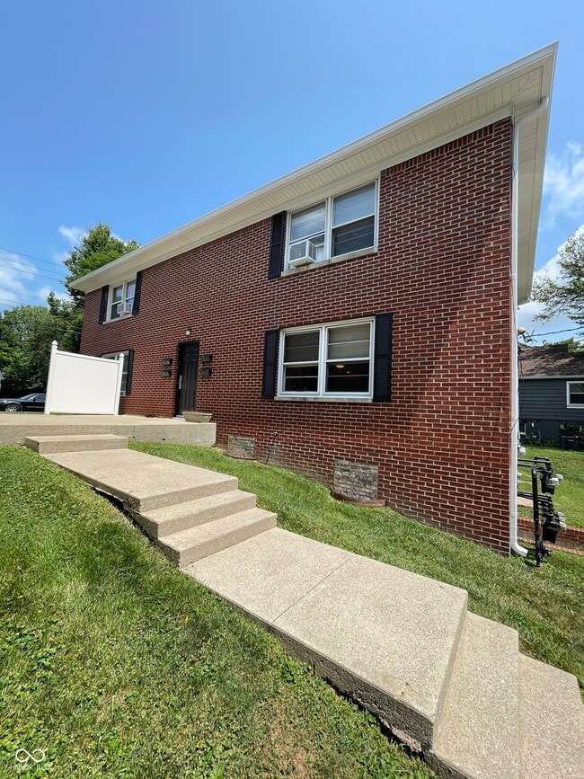 Building Photo - 113 W 5th St Unit B