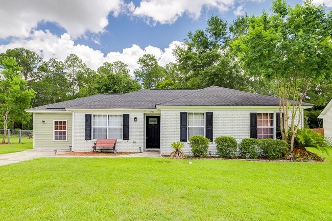 Freshly Painted 4 Bed Home on Huge Lot wit... - Freshly Painted 4 Bed Home on Huge Lot wit...