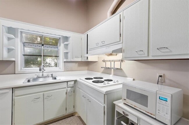 Photo - 2627 Woodacres Rd NE