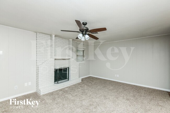 220 Hallbrook Dr