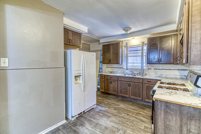 Photo - 16134 Pierson St