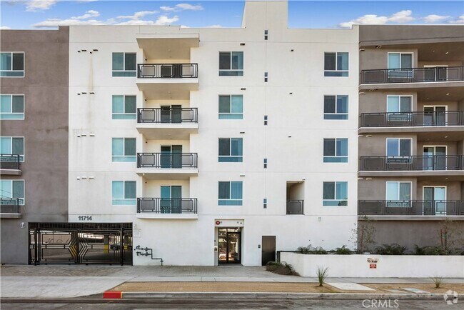 Building Photo - 11714 Archwood St Unit 205-205 Rental