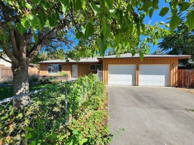 Building Photo - Walk to the River! 3 bed, 2 bath on Quiet ... Rental