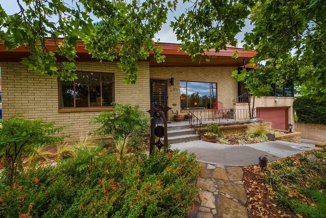 Photo - 305 Aliso Dr SE