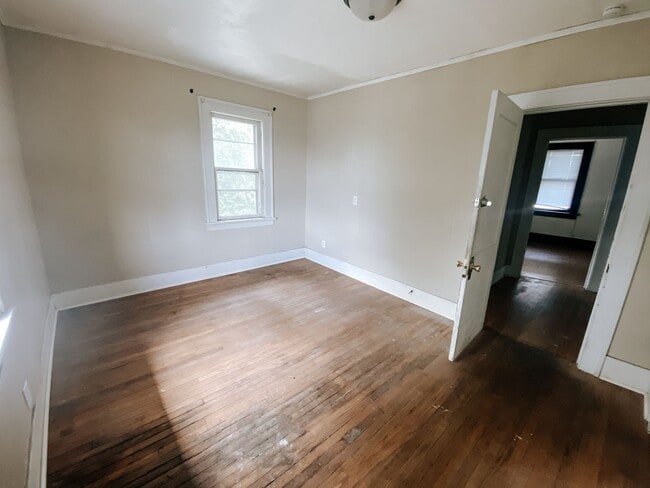 Building Photo - Very large 3 bedroom house!!