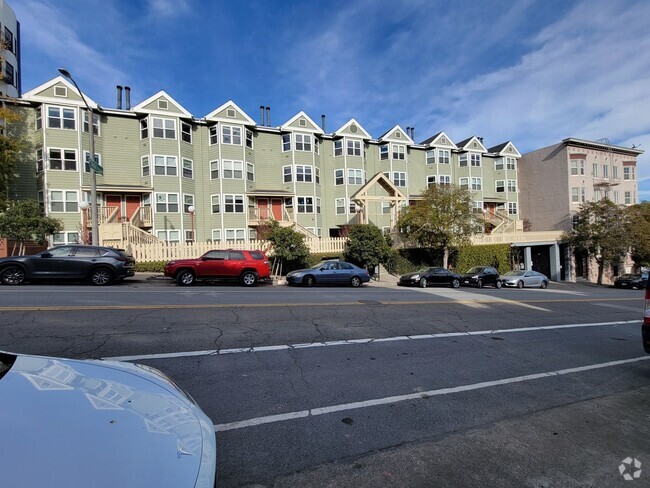 Building Photo - 2 Bedroom/2 Bathroom Amazing Top Floor Ala... Unit 327 Rental