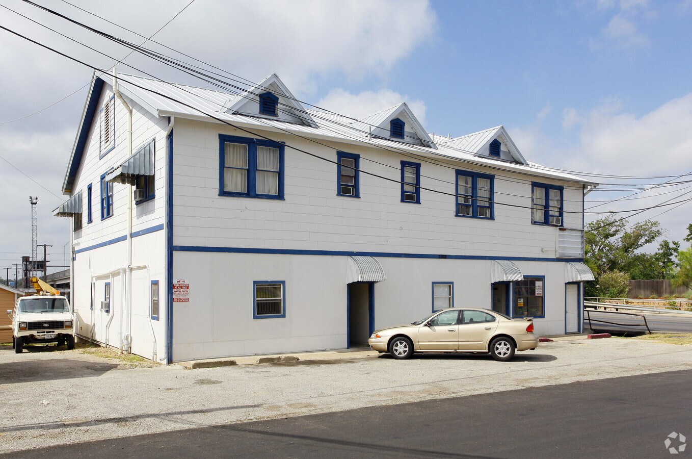 2202 Osburn St - 2202 Osburn St Apartments