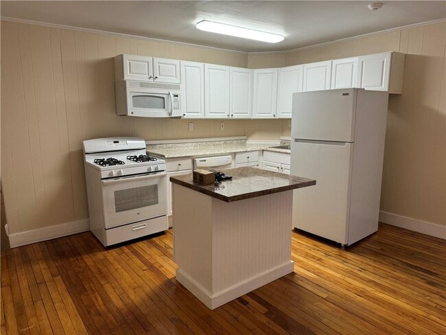 Building Photo - 40-40 Freebody St Unit 202 Rental