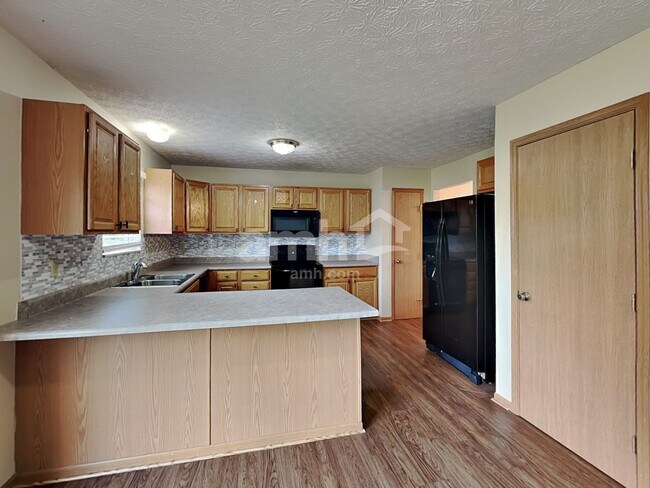 Photo - 452 Crestmoore Dr