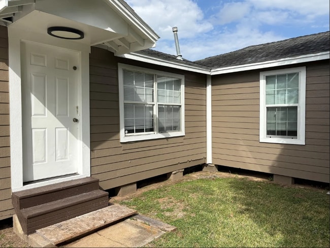 Photo - 301 N Avenue C