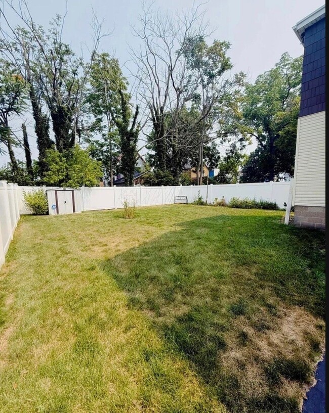 Photo - 160 Victoria Ave