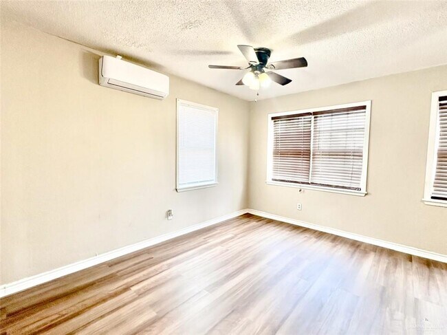 Photo - 8 E Schunior St