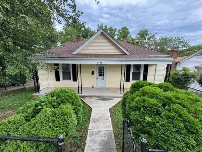 Building Photo - Charming 2 Bedroom Bungalow