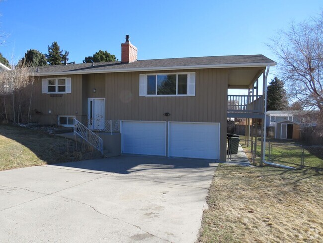 Building Photo - Large 4 Bedroom (1 non-egress) Home on Wes...