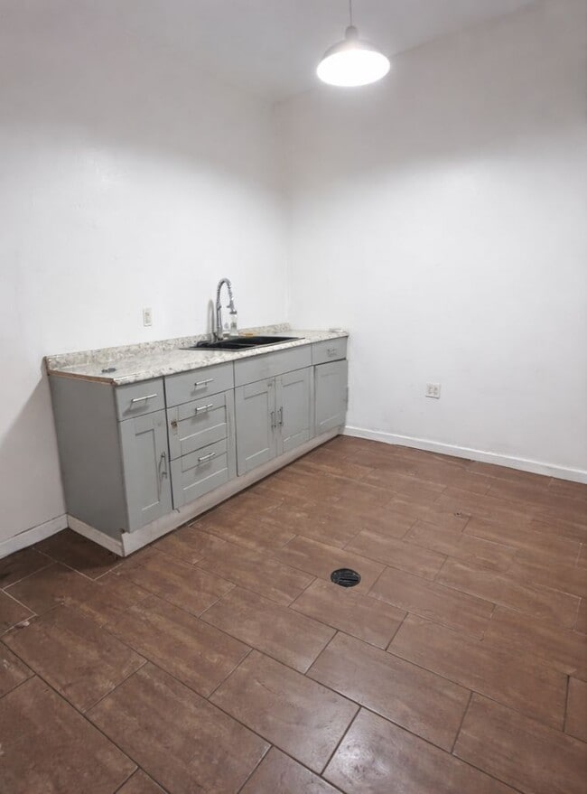 Photo - 154 Utica Ave Unidad 1