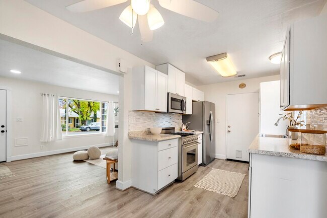 Photo - 2561 Pacific St