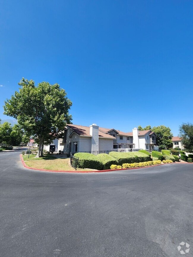 Building Photo - Beautiful 2 bedroom 1.75 bath Home Alta Loma