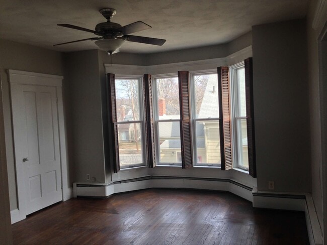 Sala de estar - 69 Franklin St Unidad 3 Bedroom Downtown