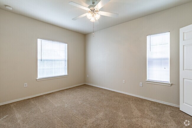 2BR, 2BA - 988 SF