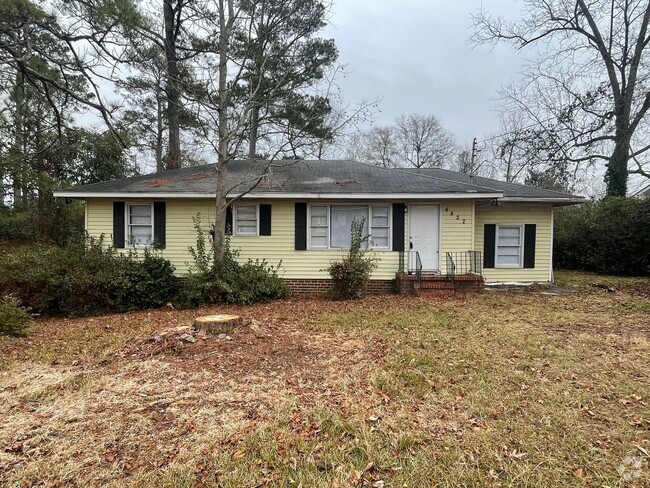 Building Photo - Four Bedroom House in Convenient Location