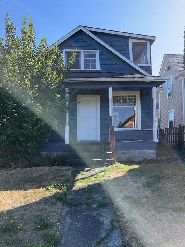 Building Photo - 4 Bedroom Home for Rent in the York Neighborhood!