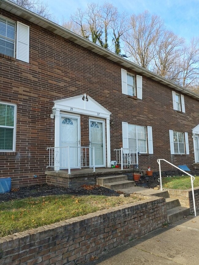 SPACIOUS TOWNHOME WITH FINISHED BASEMENT - SPACIOUS TOWNHOME WITH FINISHED BASEMENT